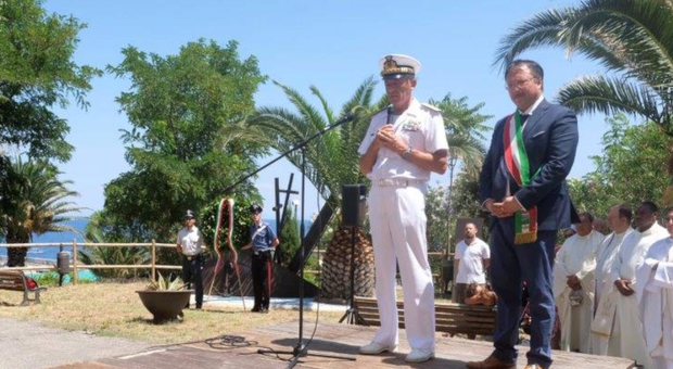 L'ammiraglio Giovanni Pettorino con il sindaco di Ventotene, Gerardo Santomauro