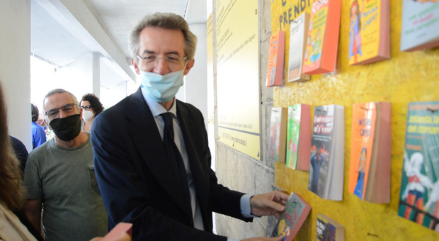 Il ministro Manfredi alla Scugnizzeria di Scampia: «Realtà importante per il riscatto»