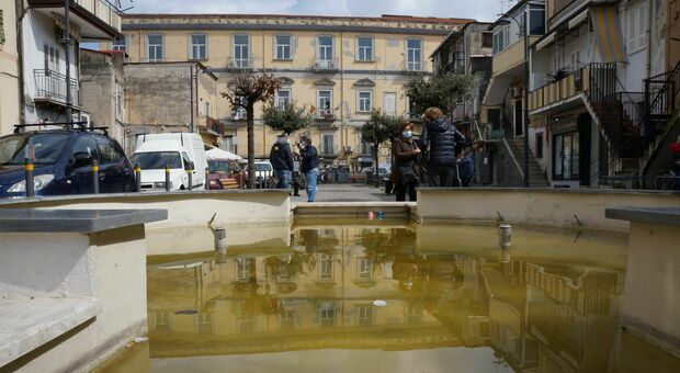 Napoli, melma e rifiuti nelle fontane spente: soldi solo per quelle monumentali