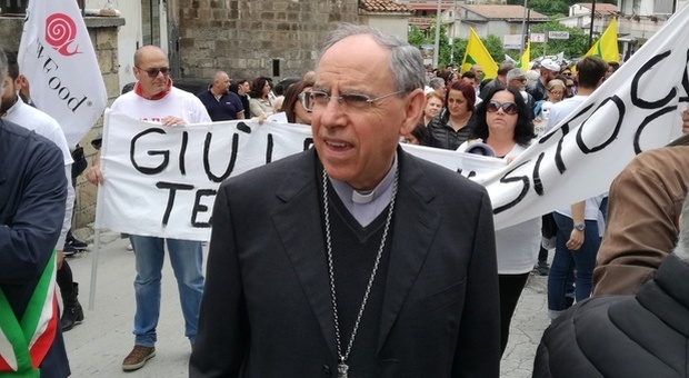 Covid, decisione drastica del Vescovo: «I sacerdoti no vax non distribuiranno la comunione»