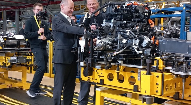 Il cancelliere tedesco Olaf Scholz visita gli impianti Opel a Rüsselsheim