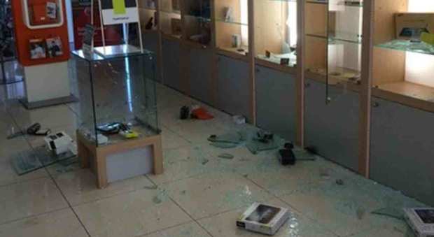 Ladri a segno in un centro Tim a due passi da Napoli: distrutte vetrine, rubati smartphone