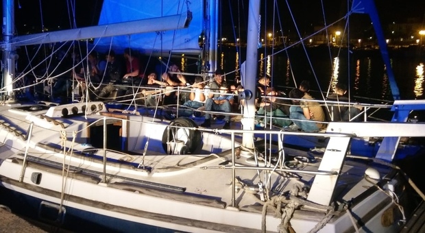 Sbarco di migranti nel Salento: arrivano in barca a vela 34 tra iraniani e iracheni