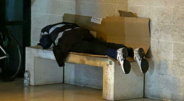 Multa da 100 euro al senzatetto che dormiva a mangiava sul piazzale della stazione. Scoppia la polemica