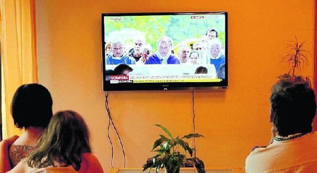 Una famiglia aquilana davanti alla tv