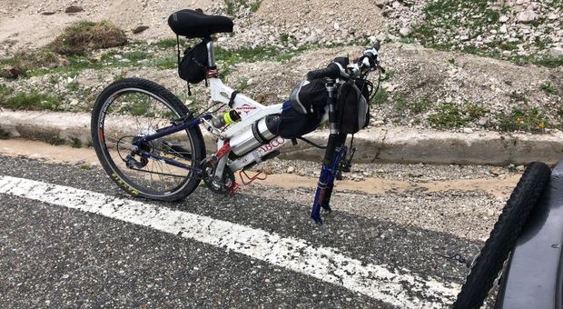 La bicicletta ha perso la ruota anteriore nel primo tratto di discesa della strada delle Tre Cime