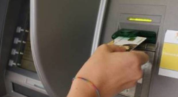 Trova 20 mila euro "dimenticati" al bancomat, chiama i carabinieri e li fa restituire
