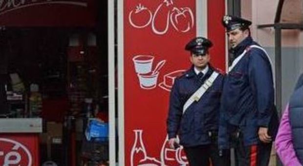 Roma, banditi armati di machete al supermercato clienti in ostaggio: preso un bandito, caccia al complice