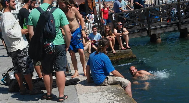 Il turista ceco fa il bagno a San Marco