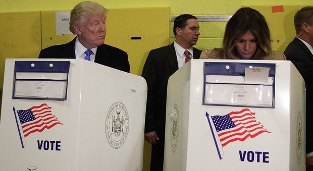 Trump al seggio "controlla" Melania e sbircia la scheda della moglie