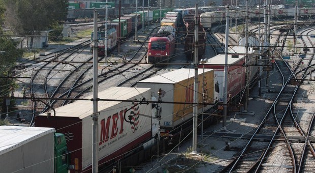 Migranti su treno merci dalla Serbia: scoperti nell'astigiano
