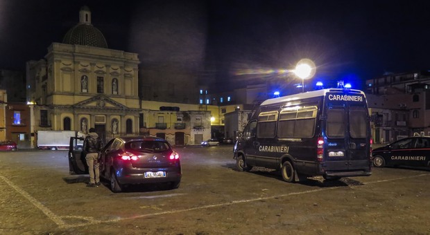 Napoli, sparatoria nella notte: gambizzato parcheggiatore abusivo