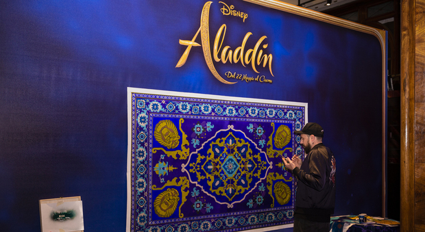 Aladdin, il tappeto volante riprodotto dallo street artist Koi