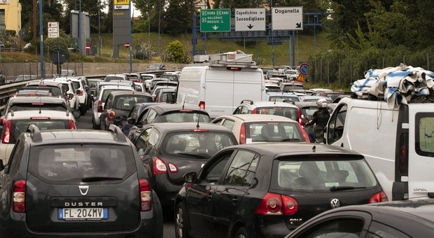 immagine Napoli, tutti in fila per il vaccino e Tangenziale in tilt
(Newfotosud, Sergio Siano)