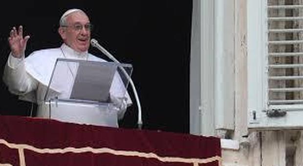 Il Papa incoraggia i giornalisti che combattono le fake news