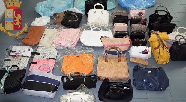Nel mercatino di Giugliano con 35 borse contraffatte: denunciato senegalese