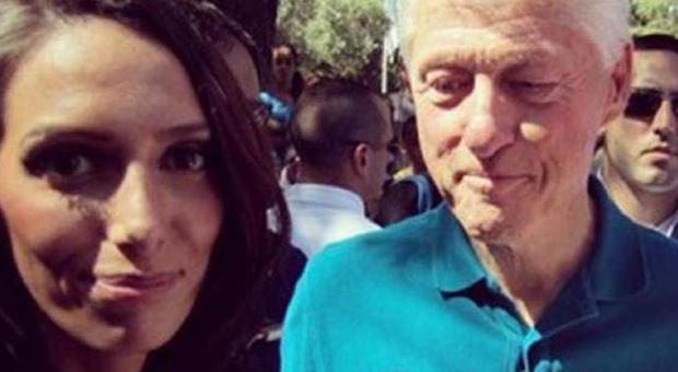 Bill Clinton non perde il vizio, guarda nella scollatura: il selfie fa il giro del web