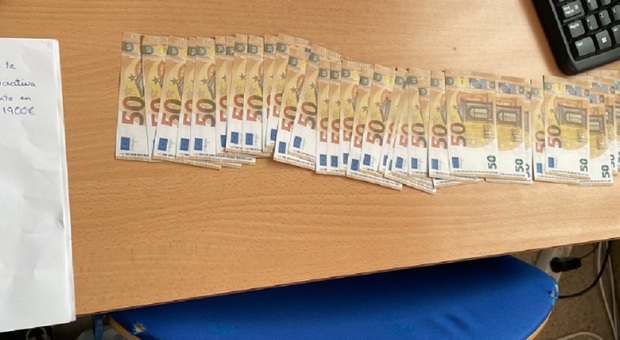 Studentesse provano a corrompere la prof con una tangente da 1.900 euro. La lettera sulla cattedra: «Alzaci la media»