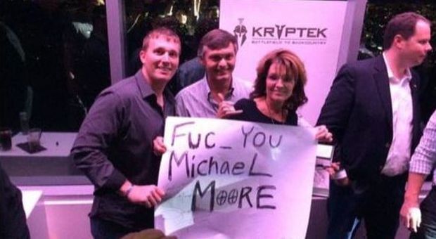 Sarah Palin e il "vaffa" a Michael Moore: al centro il film 'American Sniper'
