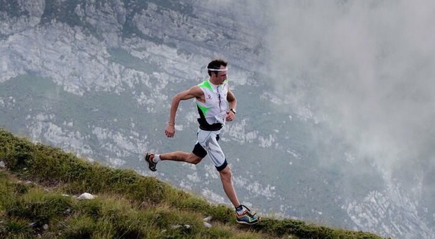 Un runner durante una gara in montagna