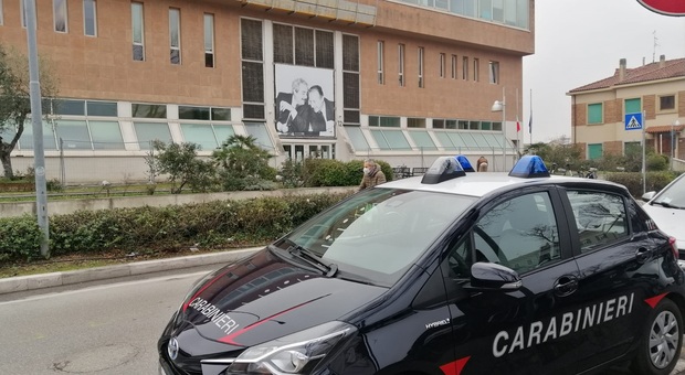 I carabinieri di Pesaro davanti al palazzo di giustizia