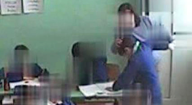 Filmata mentre maltratta gli alunni, sospesa maestra 60enne delle elementari