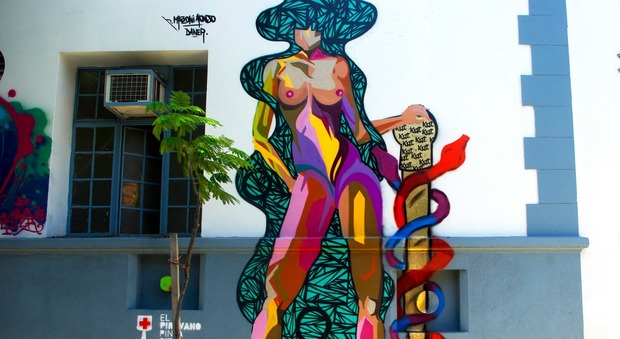 Baci, nudi ed eros sui muri: la sexy Street Art secondo Valeria Arnaldi