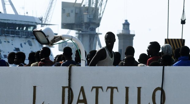 Migranti, strappo Italia su bozza Ue. Governo irritato: «Prima gli sbarchi». Conte valuta se andare a Bruxelles