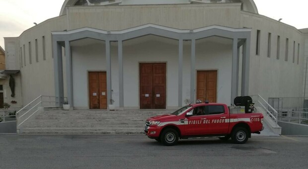 Cade intonaco dal solaio: i vigili del fuoco hanno chiuso la chiesa dell'Immacolata a Latina