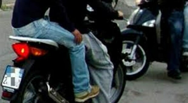 Napoli, due quattrodicenni in fuga su uno scooter rubato: denunciati