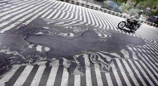 L'asfalto si scioglie a causa del caldo in India