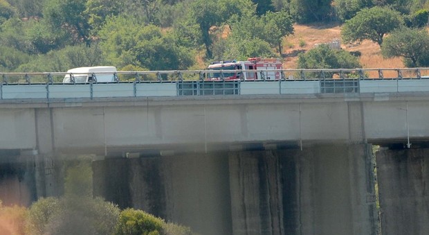 Camion sfonda guard rail e rimane in bilico sul viadotto: autista miracolato