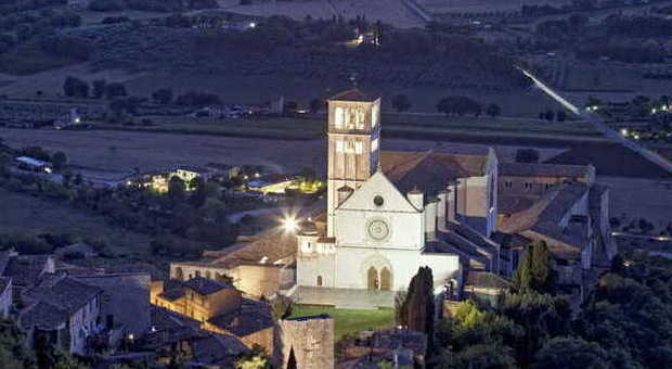 E' Pasqua arrivano i turisti: Assisi record agenti in borghese nelle basiliche