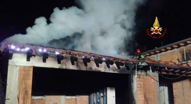 Il tetto del garage prende fuoco: pompieri in azione a Barcon