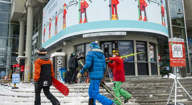 Variante Covid, centinaia di sciatori inglesi scappano dalla quarantena in Svizzera