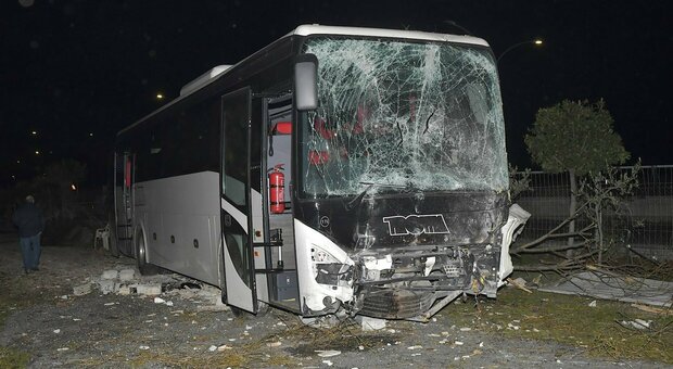 Malore del conducente, bus con 41 bambini fuori strada a Roma: paura e feriti