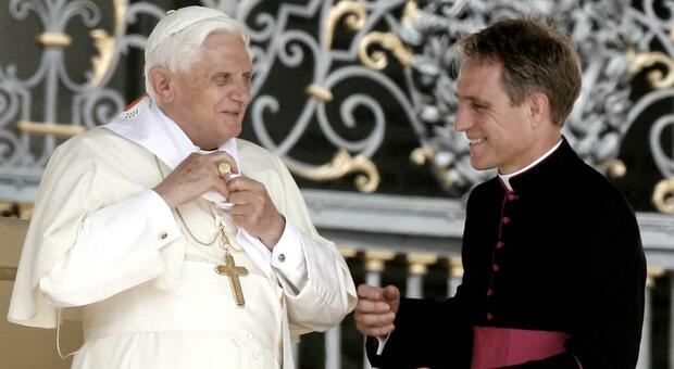 Ratzinger, padre Georg Ganswein racconta le ultime ore: «Prima le lodi, poi l'agonia e la morte»