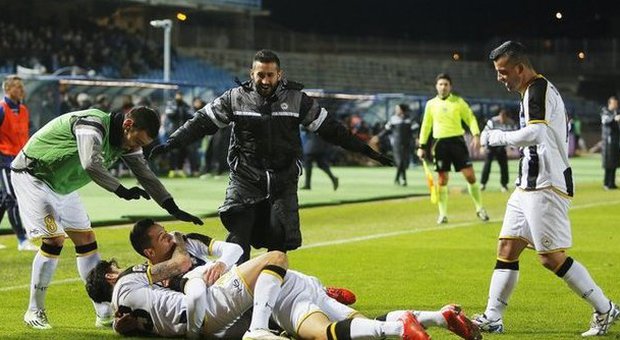 Battuto il Genoa, Napoli al terzo posto L'Udinese vince sul campo dell'Empoli