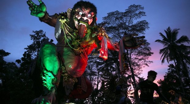 Alcuni demoni della tradizione indù sfilano a Bali