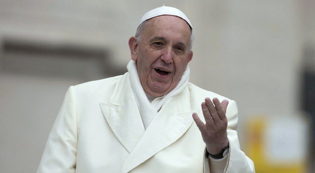 Papa Francesco regala 50 euro ai clochard di Roma