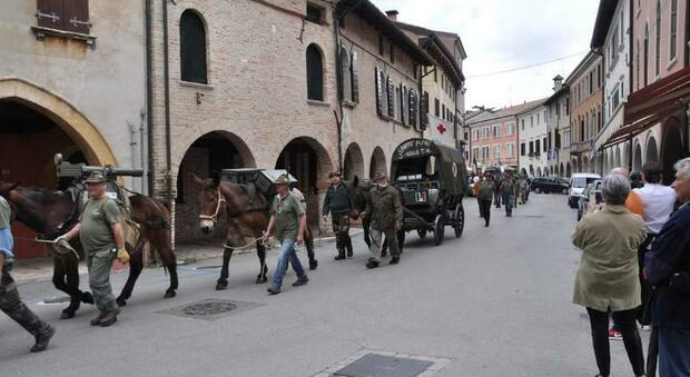 Ottanta chilometri coi muli, Alpini in partenza da Lignano per raggiungere Udine