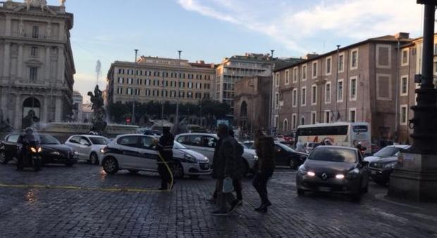 Roma, accerchiano turista e gli strappano la collana: arrestati tre rapinatori