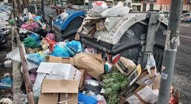 Roma e i cassonetti pieni: chi butta la spazzatura rischia le botte