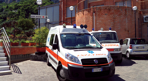 Cirillo (M5S) all'ospedale di Capri: «Bombole depositate fuori controllo»