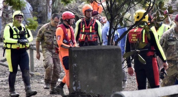 Pisa, auto sbanda e rimane in bilico sul dirupo: due donne salve grazie a un albero