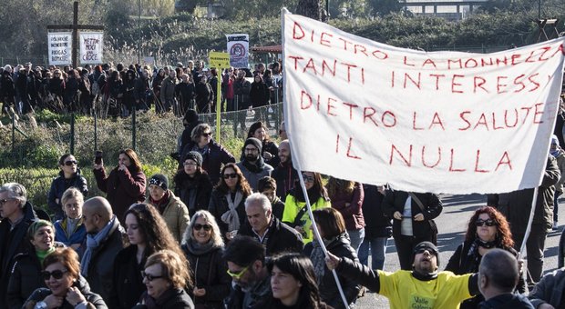 Raggi pro-discarica perde la piazza M5S: la battaglia di Roma