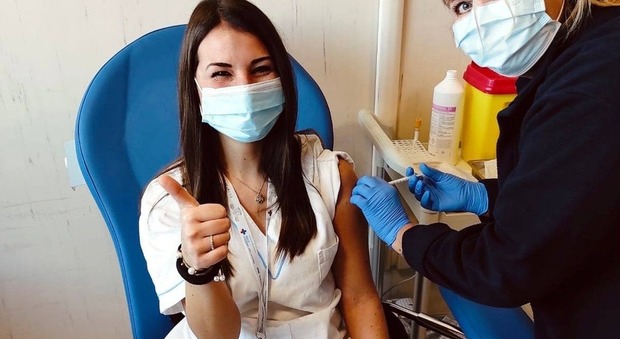 Claudia Alivernini, l'infermiera dello Spallanzani ha ricevuto la seconda dose del vaccino Pfizer