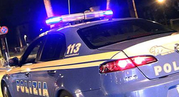 Roma choc, tassista spara in aria poi punta la pistola verso un padre e la figlia di 6 anni: l'arma si inceppa. Arrestato per tentato omicidio