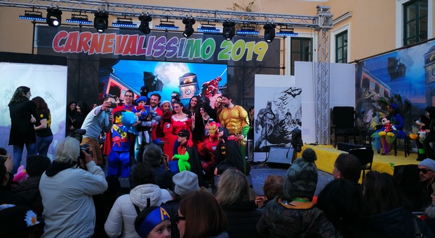 Carnevale a Capri, in Piazzetta arrivano i supereroi in maschera