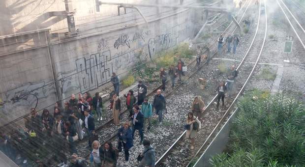 Treno Circum a rischio incendio, passeggeri scendono e raggiungono la stazione sui binari